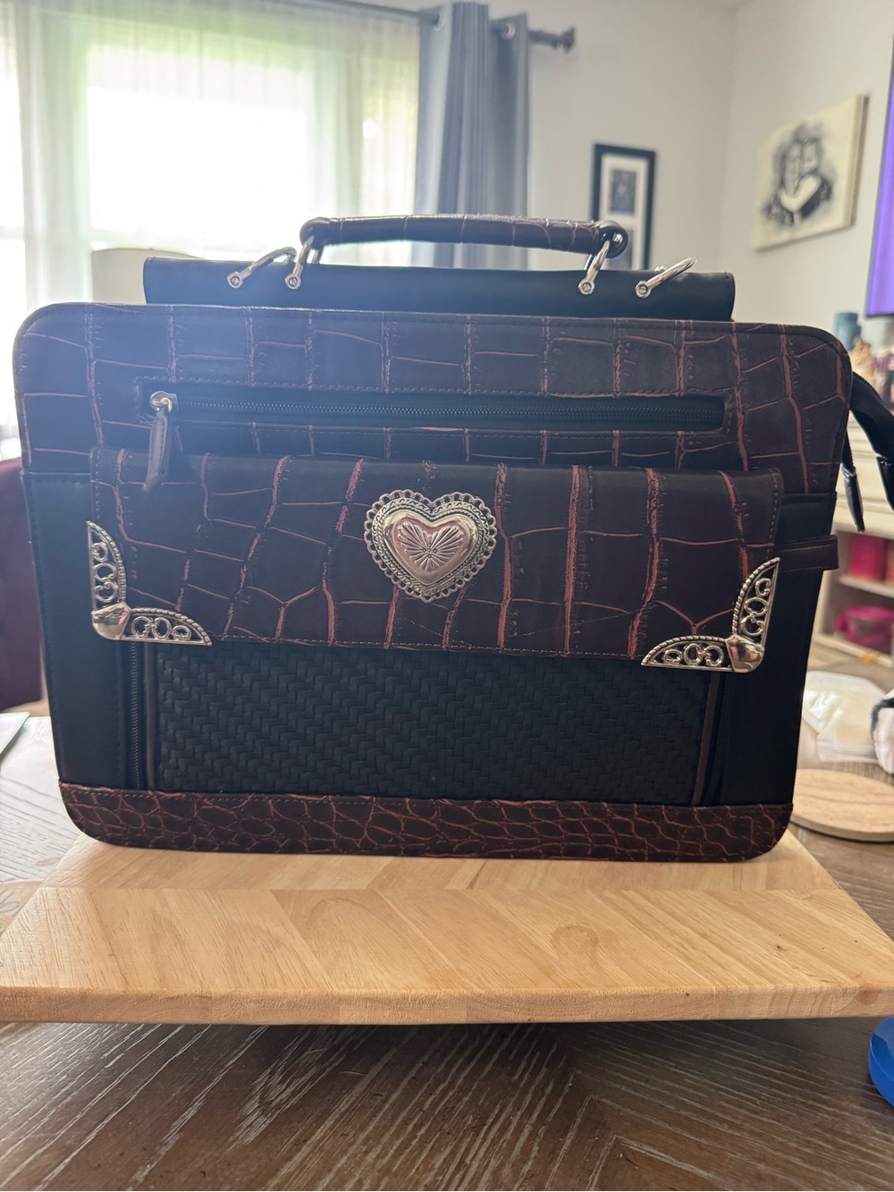 Texas Leather Manufacturing handbag features a distinctive western-style!